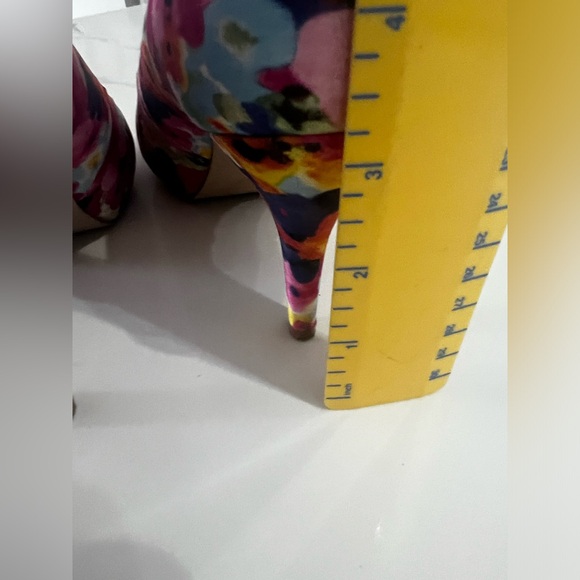 MADDEN GIRL Multi color floral satin feel platform pump 8.5 good condition - Picture 8 of 8
